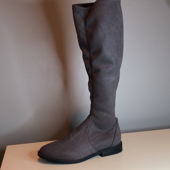 Gentle Souls by Kenneth Cole Brown - Picture 3 of 16